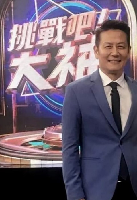 小娇乳翘屁屁听着歌一抬头差点被发现好危险 - 月色视频