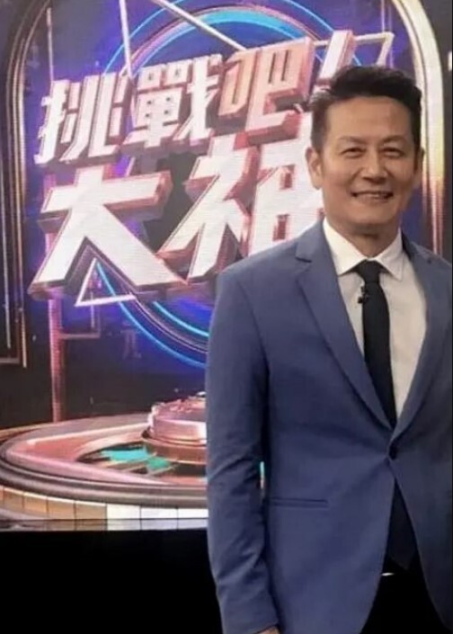 【媚黑人妻】黑人的屌真大媚黑婊的逼都快操烂了洗澡的时候黑人大鸡巴后床上舔逼啪啪 - 月色视频